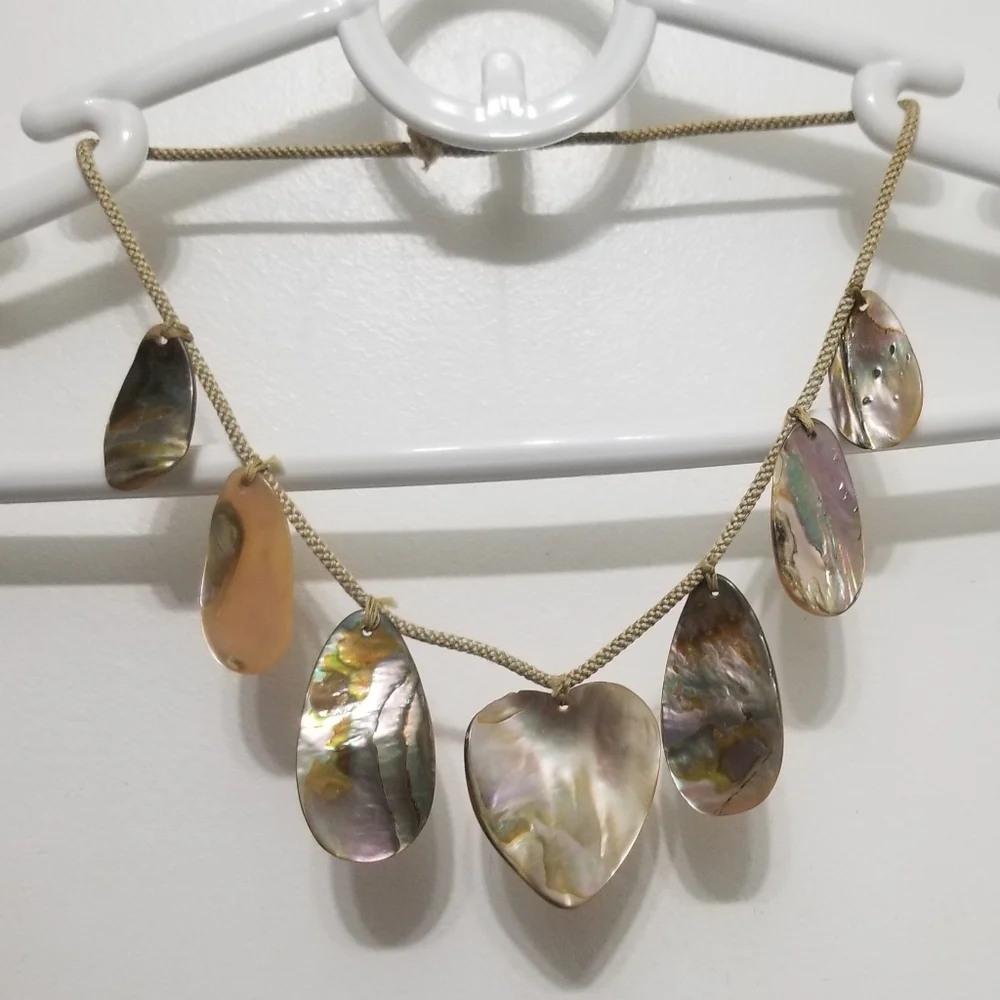 Vtg blistered pearl cord necklace, 1/7 pendants is a heart - Picture 3 of 12